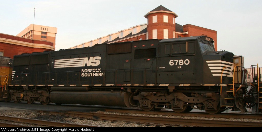 NS 6780 is one of many units on train 351